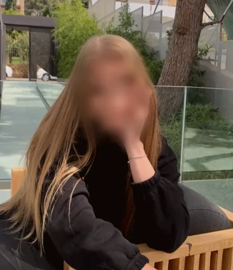 Manuela, 34